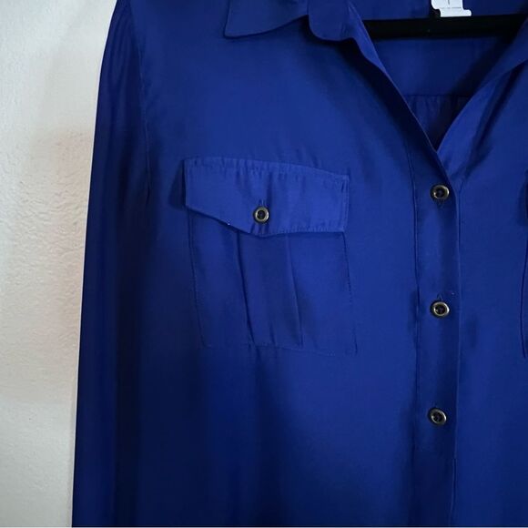 Chicos Top Silky Chic Size 1 (M 8)  Blue Roll-tab Sleeve Button Down Shirt - Picture 5 of 8